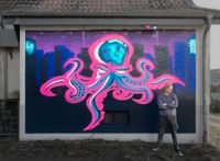 turquoise-pink-glow-cyber-punk-artwork-mural-streetart-octopus-city-night-mattez-inc-graffiti-geldern-wandmalerei-3